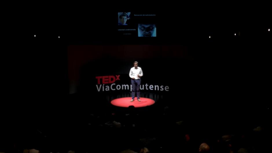 El científico Pérez Castells durante una de sus charlas TED