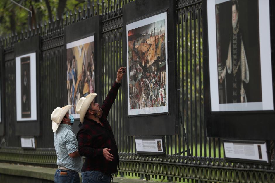 Dos personas observan una de las fotografías que forman la exposición en Ciudad de México