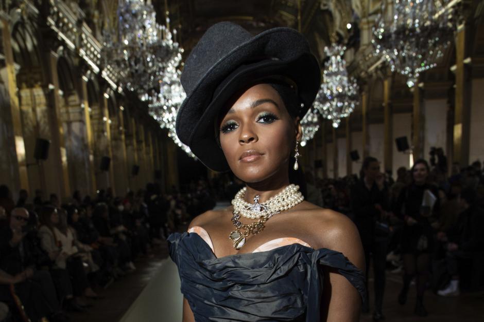 Singer Janelle Monae attends the VivienneWestwood fashion collection during Paris Fashion Week presented in Paris, Saturday, Feb. 29, 2020.
En la foto, dos sombreros