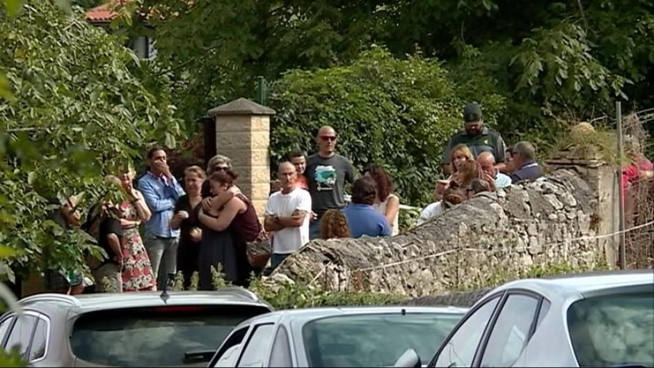 Familiares y amigos tras descubrirse el cadáver del concejal
