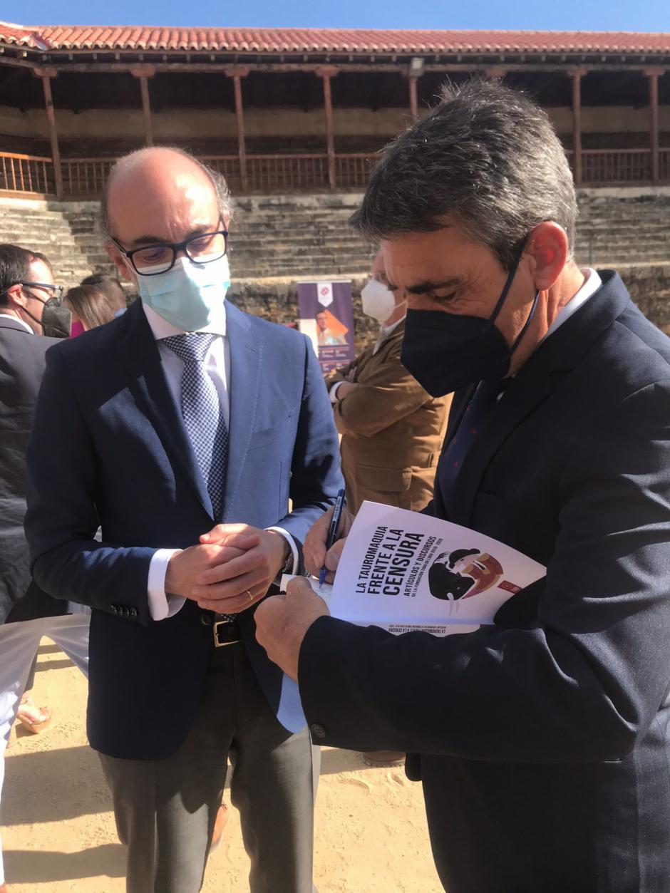 Victorino Martín firmando el libro 'La Tauromaquia contra la censura'
