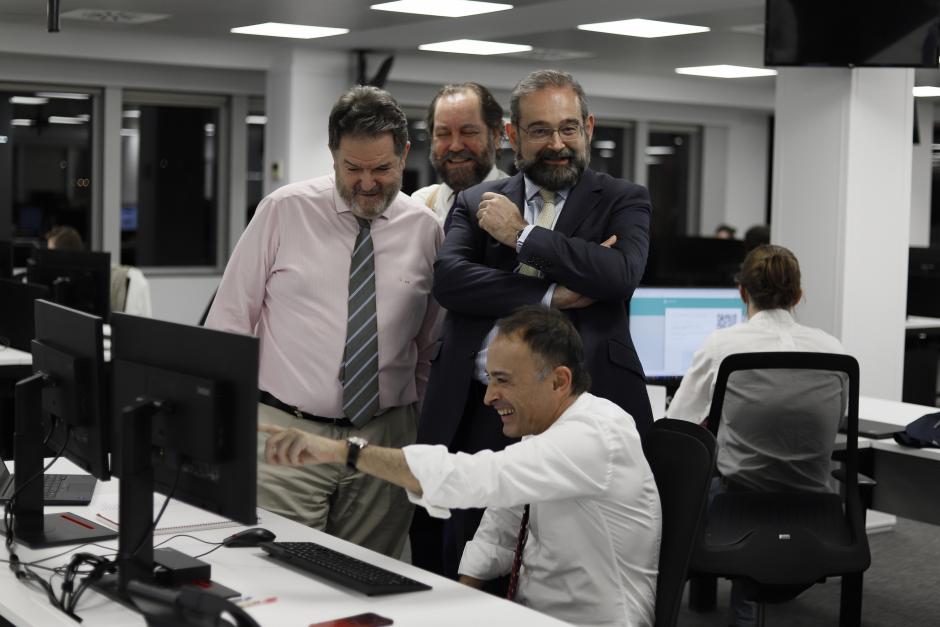 Bieito Rubido, Ramón Pérez-Maura, Alfonso Bullón de Mendoza y Luis Ventoso, el día de la salida del periódico