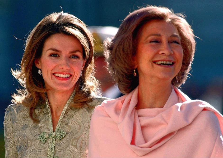 Spain's Princess Letizia, left, and Queen Sofia smile while arriving to attend the Pascua Militar, an anual ceremony honouring the Spanish armed forces, Thursday, Jan. 6 2005, at Madrid's Royal palace. *** Local Caption *** PRINCESA LETIZIA ORTIZ REINA SOFIA SONRIENDO