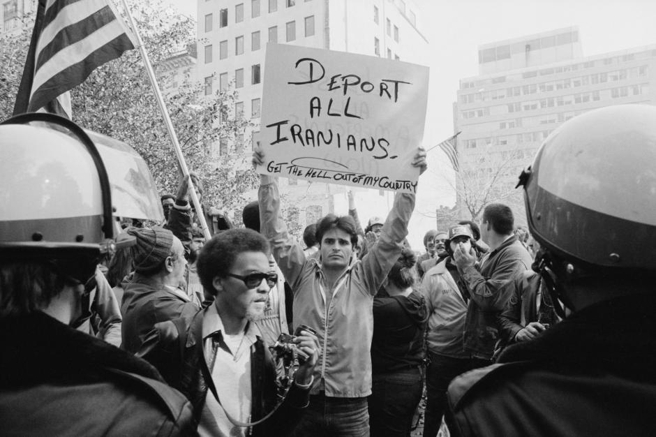 Protesta en Washington DC. En el cartel se puede leer: deporten a todos los iraníes