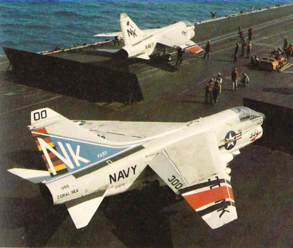 A-7E a bordo del Coral Sea con franjas de identificación especiales agregadas específicamente para la Operación Eagle Claw