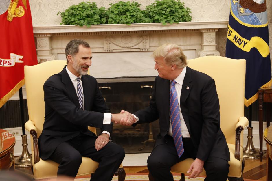 El Rey estrecha la mano con el expresidente de EE.UU., Donald Trump