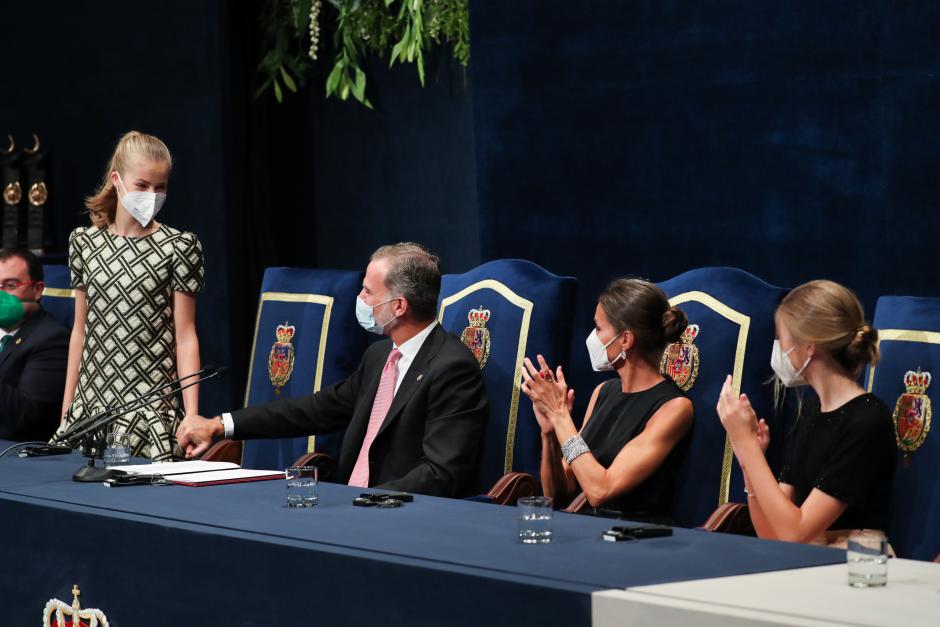 El Rey estrecha la mano de la Heredera, tras su discurso en los Premios Princesa de Asturias 2021.