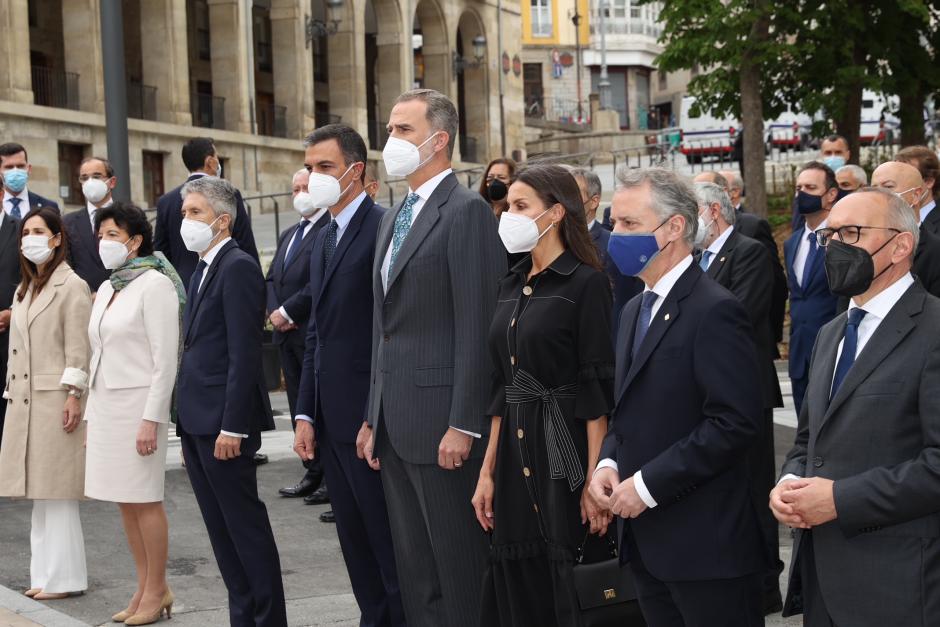 Los Reyes junto a otras autoridades durante su visita al Centro en Memoria de las Víctimas del Terrorismo en Vitoria.