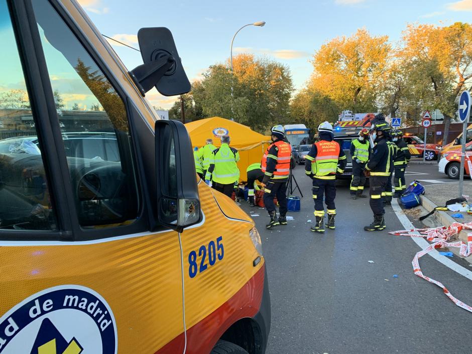 Miembros de los servicios de Emergencias Madrid en en el lugar del trágico suceso