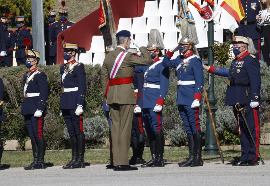 El Rey saluda a la línea de oficiales tras el desfile.