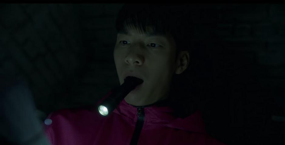 El policía Hwang Jun-ho consulta los archivos secretos del juego, en el quinto episodio