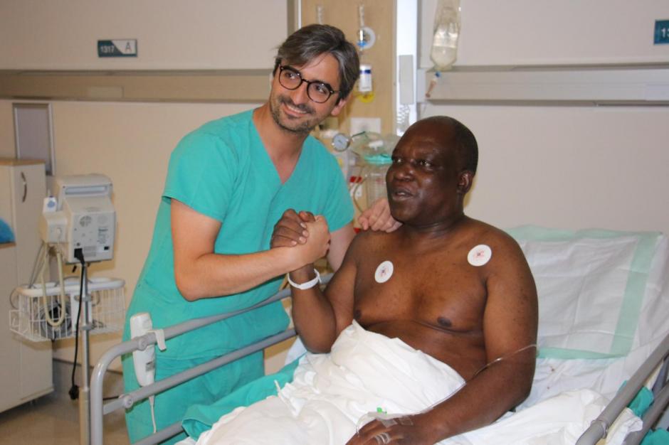El doctor en Ruanda con pacientes que se sometieron a la cirugía torácica