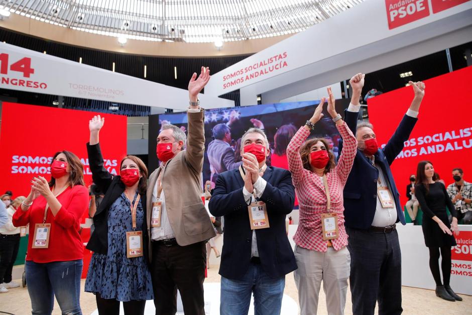 La portavoz parlamentaria, Ángeles Ferriz; la vicesecretaria general del PSOE, Adriana Lastra; el alcalde de Sevilla, Juan Espada; el secretario de Orgaización del PSOE, Santos Cerdán; la ministra de Hacienda, María Jesús Montero, y el alcalde de Torremolinos, José Ortiz