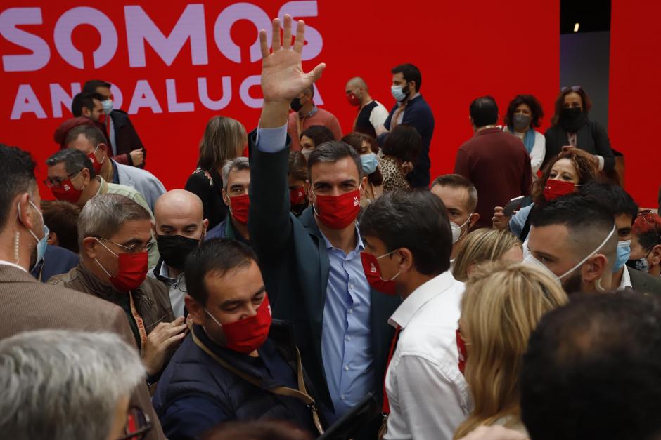 El secretario general del PSOE y presidente del Gobierno, Pedro Sánchez, se despide de los militantes