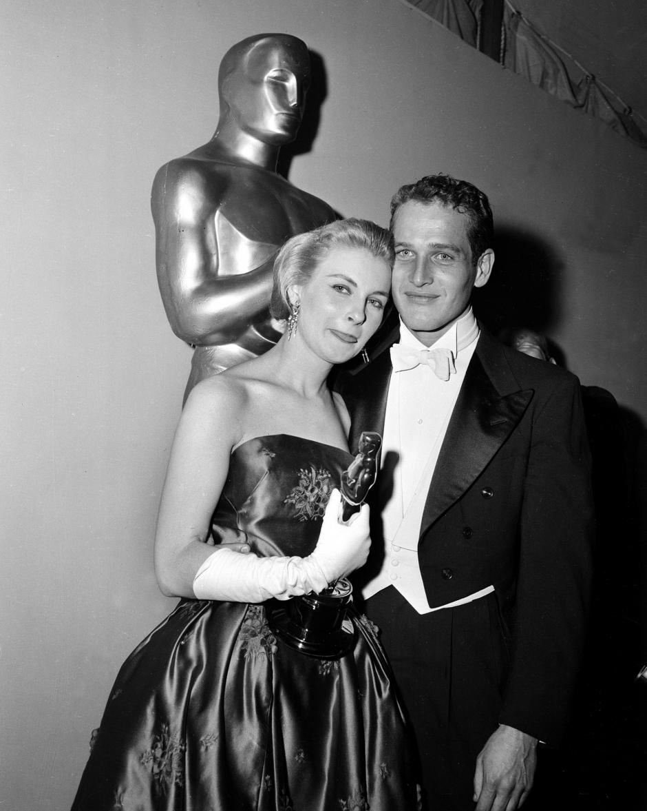La actriz ganadora de un Oscar Joanne Woodward posa junto a su marido, el actor Paul Newman, en los Premios Oscar de 1958