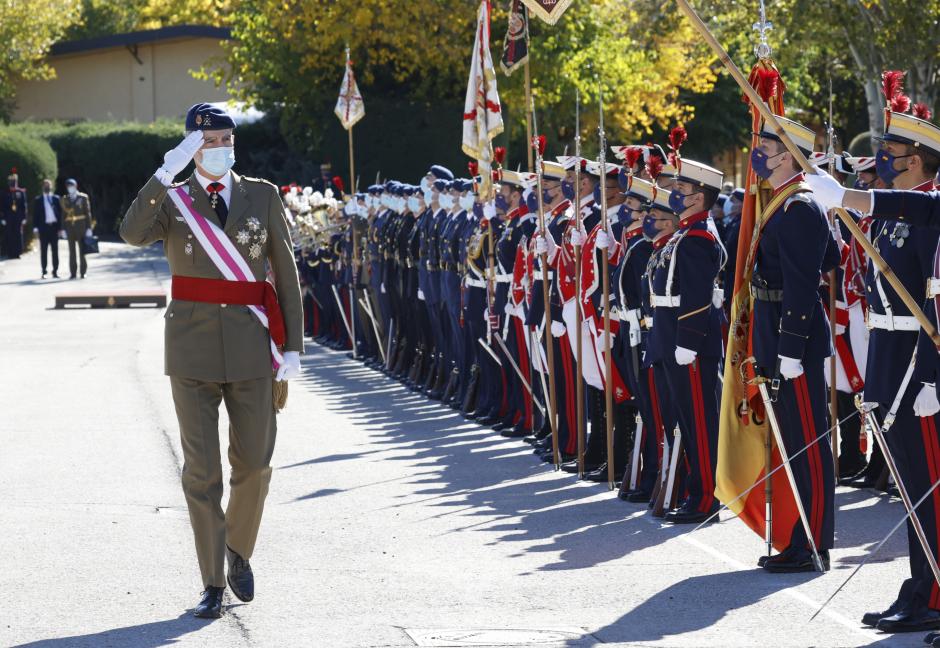 El Rey pasa revista en el acto del juramento, en el Cuartel de 'El rey', en El Pardo.