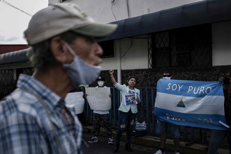Nicaragüenses exiliados en Costa Rica denuncian la farsa electoral frente a su embajada