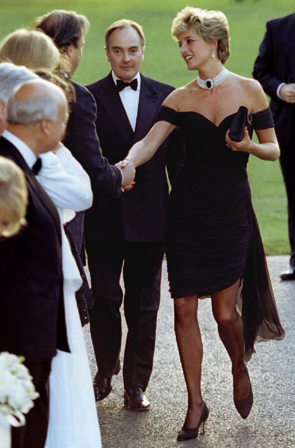 Diana, the Princess of Wales  at the Serpentine gallery in  in London June 29, 1994. 
En la foto, vestido de la firma " Christina Stambolian "