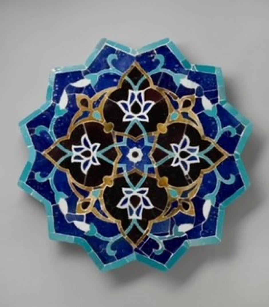 Estrella con decoración vegetal estilizada. Museo del Louvre. Departamento de Artes Islámicas