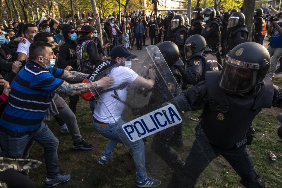 Policía Nacional en los disturbios en Vallecas