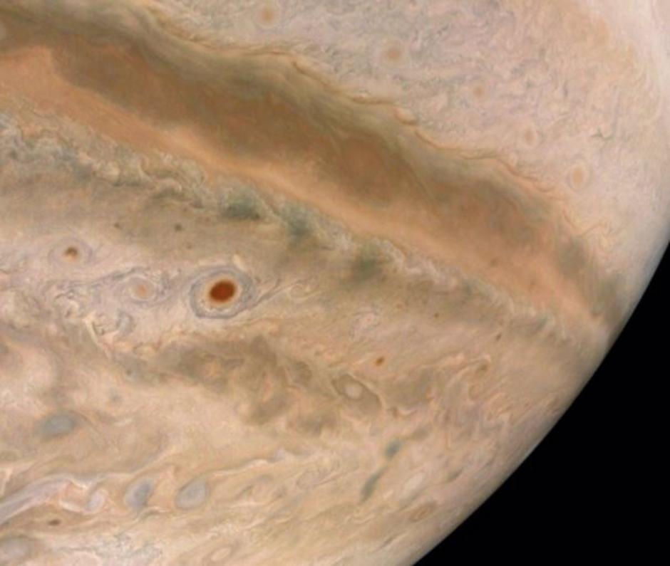 Imagen de la nave Juno en su sobrevuelo 36 de Júpiter