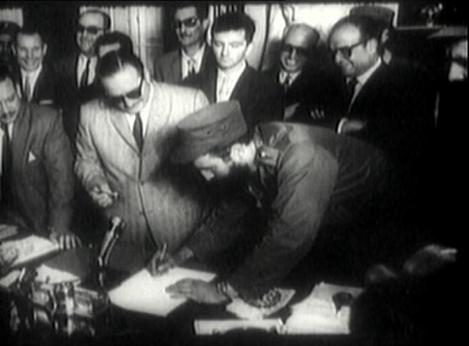 Fidel Castro firma como primer ministro de Cuba el 16 de febrero de 1959