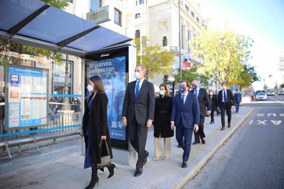 Los Reyes, acompañados por el alcalde de Madrid, la ministra de Transportes el delegado de Movilidad del Ayto. y el presidente del consejo de administración de EMT