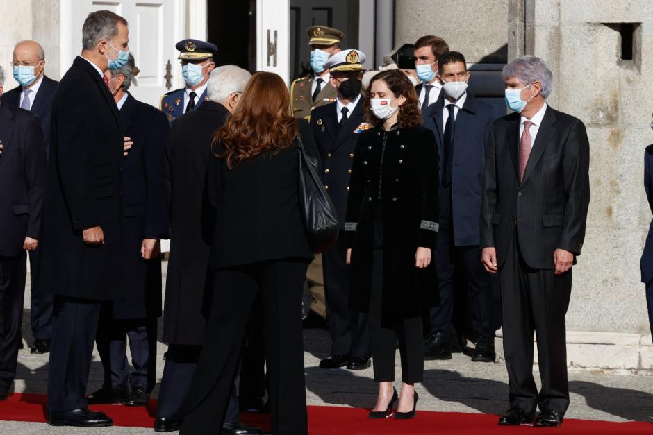 Saludando a las autoridades políticas en el Palacio Real