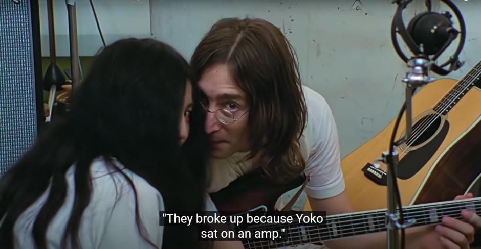 Fotograma del documental «Beatles Get Back» en el que se ve a John Lennon y Yoko Ono hablando apartados del resto del grupo