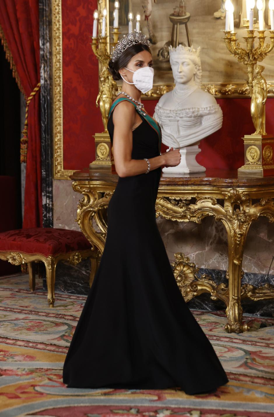 Doña Letizia ha lucido un vestido de Giorgio Armani