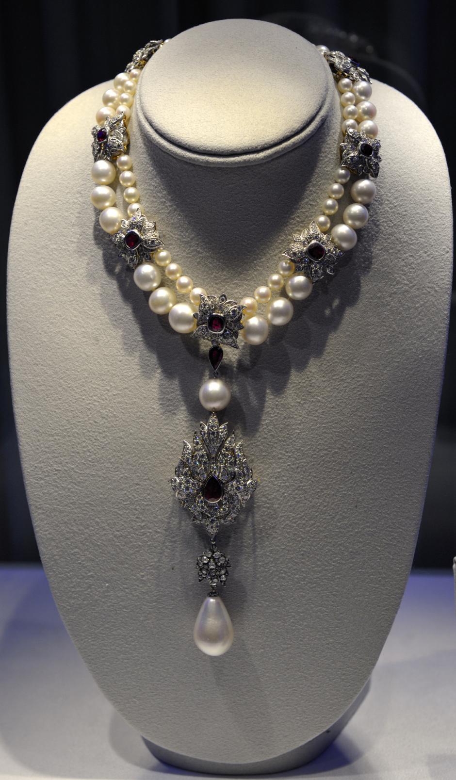 La Peregrina, a pearl, diamond, ruby and cultured pearl necklace by Cartier, given to Elizabeth Taylor by her fifth husband Richard Burton is displayed at the Christie's auction house in Paris November 15, 2011. The necklace is part of The Collection of Elizabeth Taylor featuring her jewellery, haute couture, fashion, and fine arts which will be auctioned in New York in December. REUTERS/Philippe Wojazer  (FRANCE - Tags: ENTERTAINMENT) - PM1E7BF0SBU01