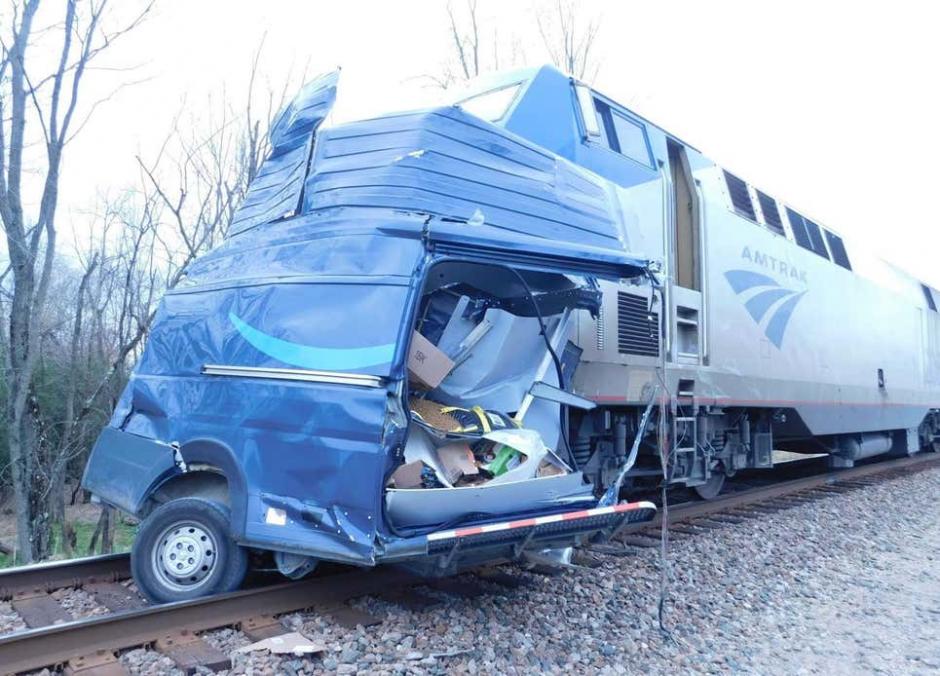 La parte de atrás de la furgoneta de Amazon fue embestida por el tren
