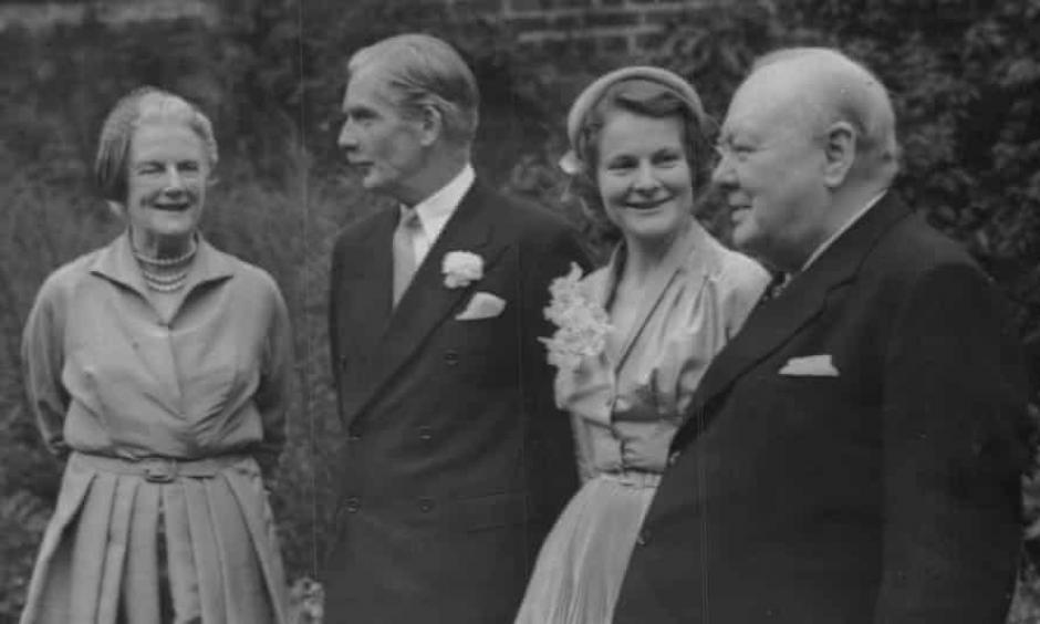 Clarissa y Anthony Eden el día de su boda en 1952 en el jardín del n°10, con su tío y tía Winston y Clementine Churchill.