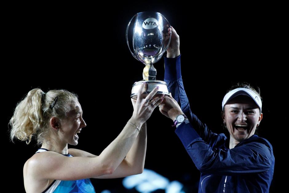 Katerina Siniakova (i) y Barbara Krejcikova con el trofeo de campeonas, tras vencer en la final de dobles a Elise Mertens y Su-Wi Hsieh