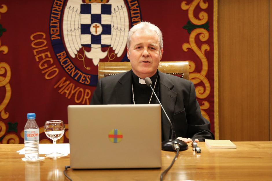 Mario Iceta, arzobispo de Burgos y expresidente de la comisión episcopal de Laicos, Familia y Vida, durante el coloqui