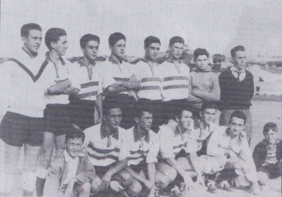 Amancio, tercero por la izquierda en la fila de abajo, con los juveniles del Victoria en 1957