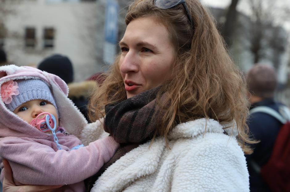 Una madre con su bebé de 8 meses durante la manifestación