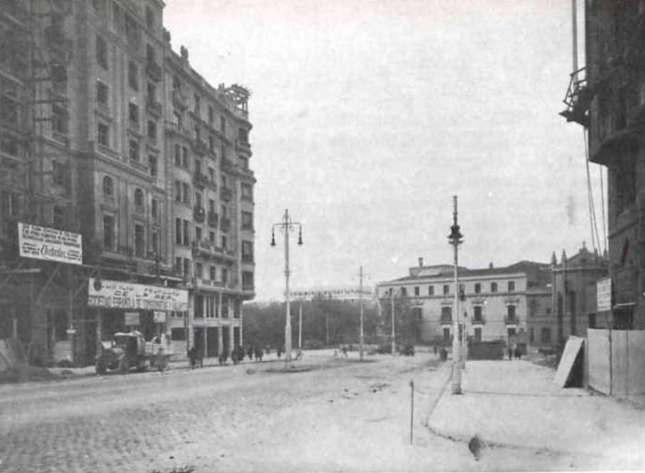 Calle Gran Vía en 1931, con edificios que obstaculizan su conexión con Princesa.