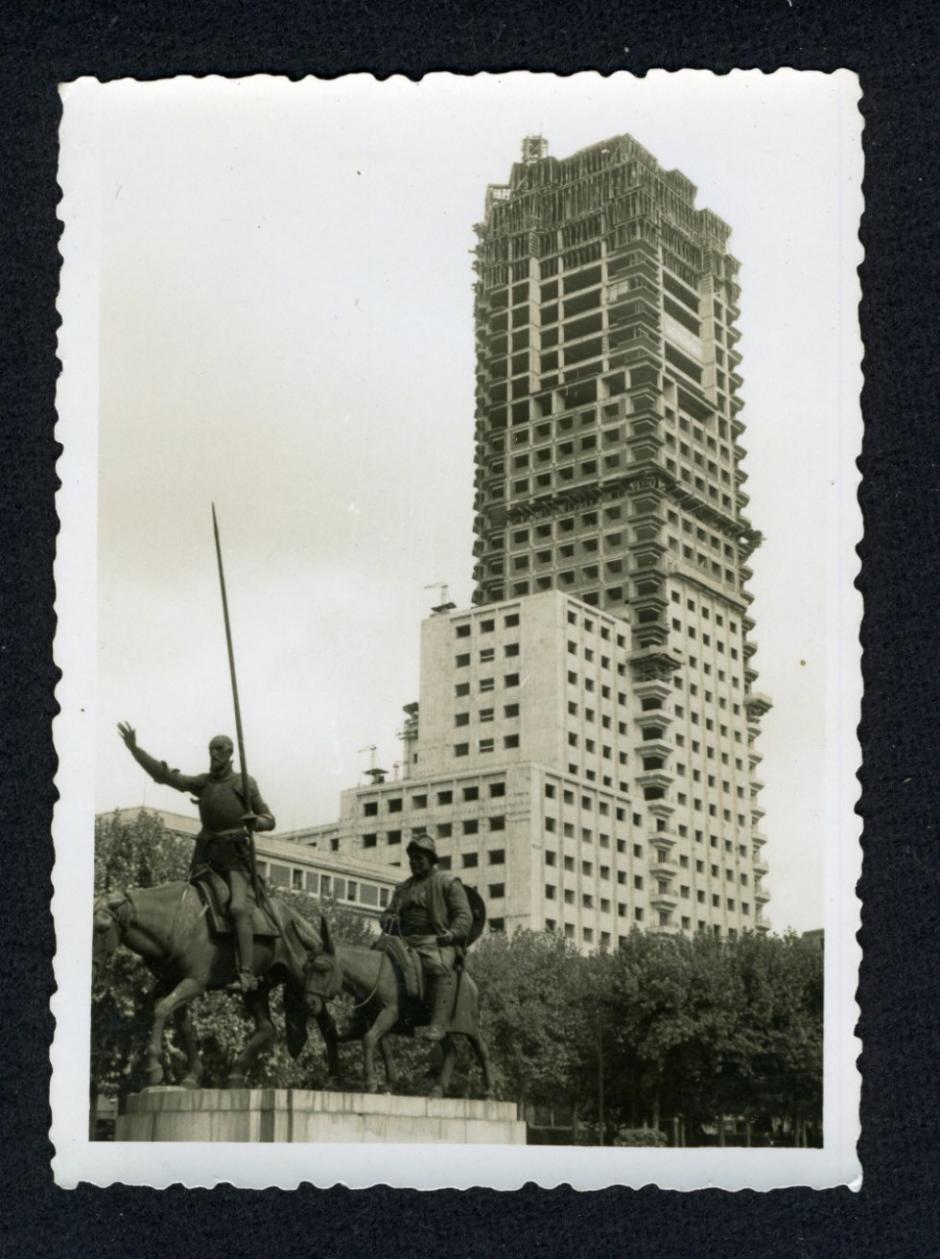 La Torre de Madrid en Plaza de España con Don Quijote y Sancho Panza.