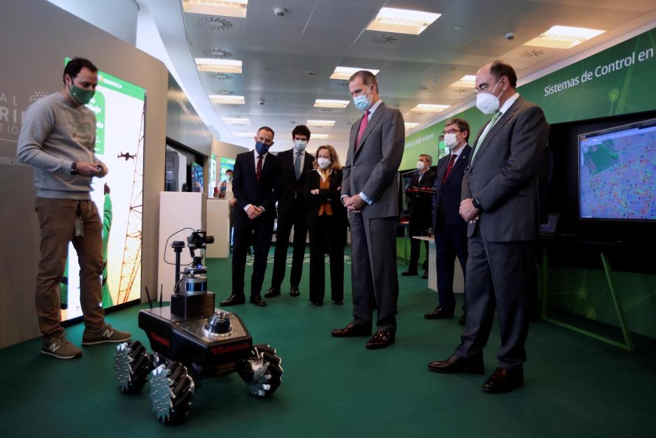 Felipe VI junto con la vicepresidenta primera del Gobierno, Nadia Calviño y el presidente de Iberdrola, Ignacio Sánchez Galán durante una demostración de robótica