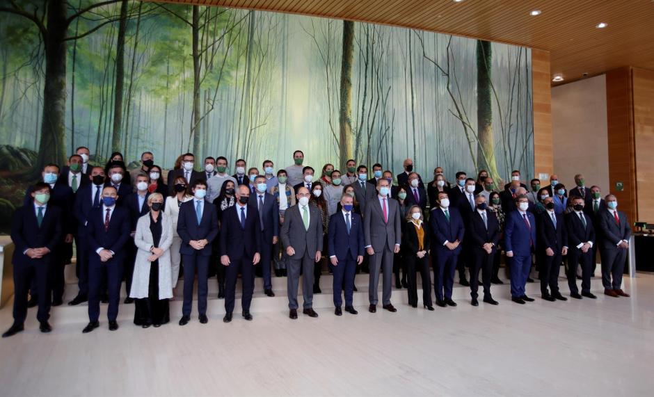 El Rey junto a autoridades durante la foto de familia este lunes en la ERT.