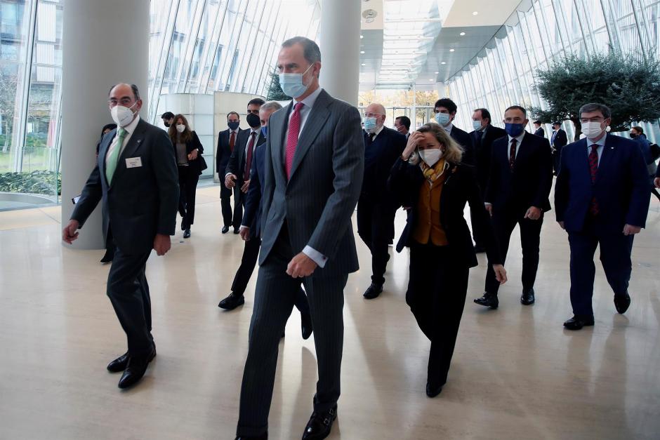 Don Felipe, a su llegada junto a otras autoridades a la Torre Iberdrola en Bilbao.