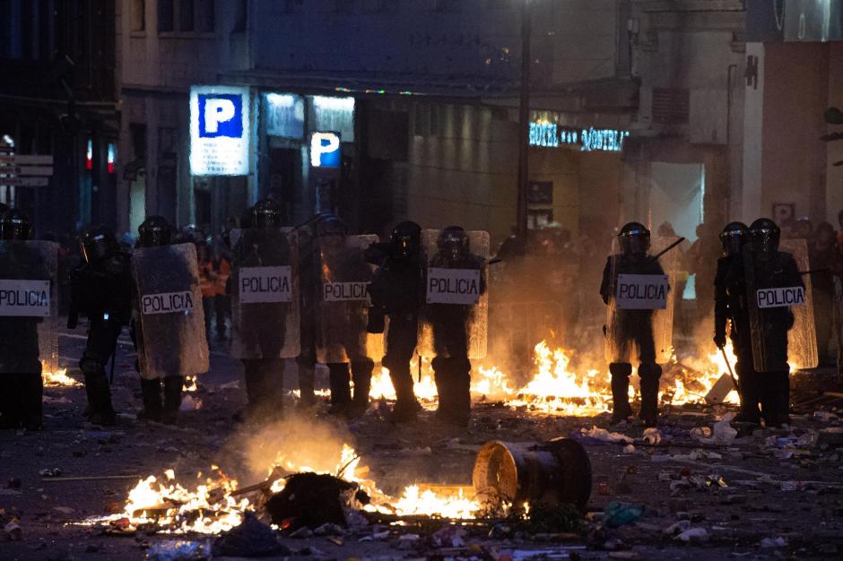 Agentes de la Policía durante disturbios en Barcelona en un homenaje radical por el 1-O