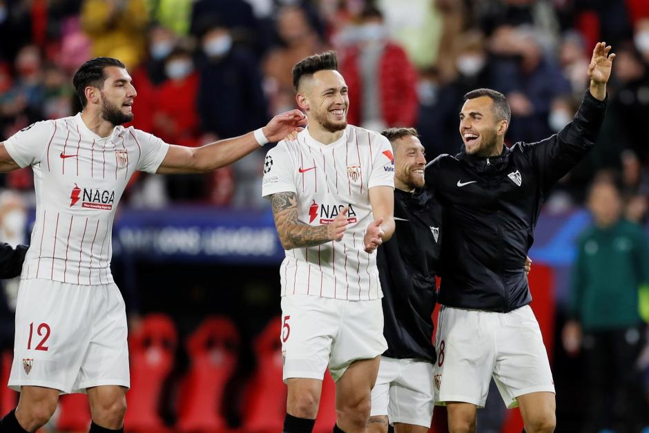 os jugadores del Sevilla celebran la victoria ante el Wolfsburgo, al término del partido de la quinta jornada de la fase de grupos de la Liga de Campeones
