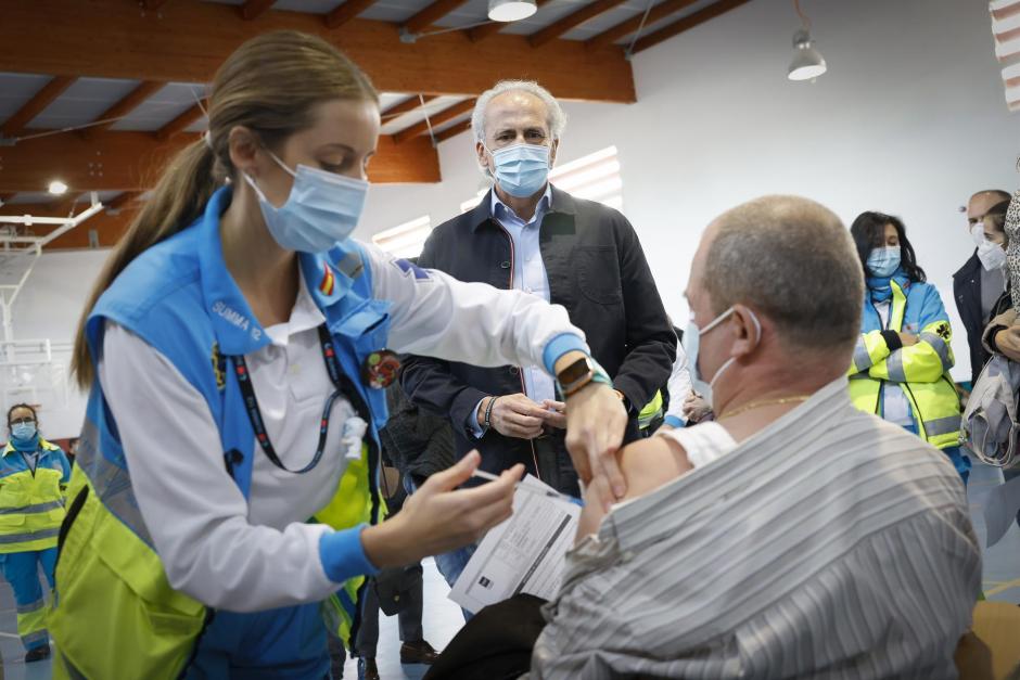 El consejero de Sanidad, Enrique Ruiz Escudero, durante una visita a un punto de vacunación móvil en Parla.