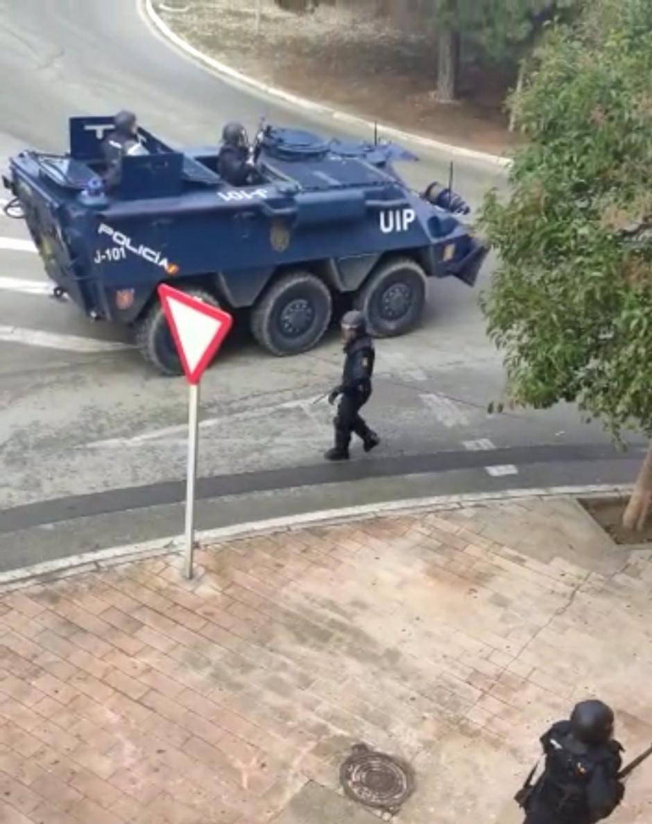 23-11-2021 Despliegue en Cádiz del BMR blindado de la Policía Nacional, la conocida como 'tanqueta', durante las protestas por la huelga del sector del metal
ESPAÑA EUROPA MADRID POLÍTICA