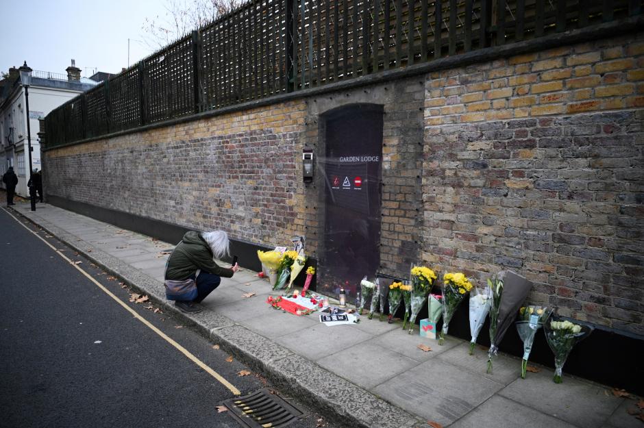 Los admiradores dejan flores en la antigua casa de Freddie Mercury en Londres