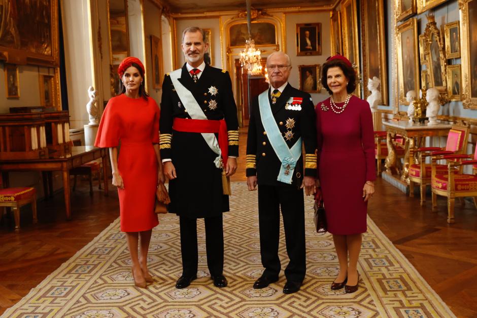 Sus Majestades, junto a los Monarcas suecos, durante la recepción oficial de este martes.