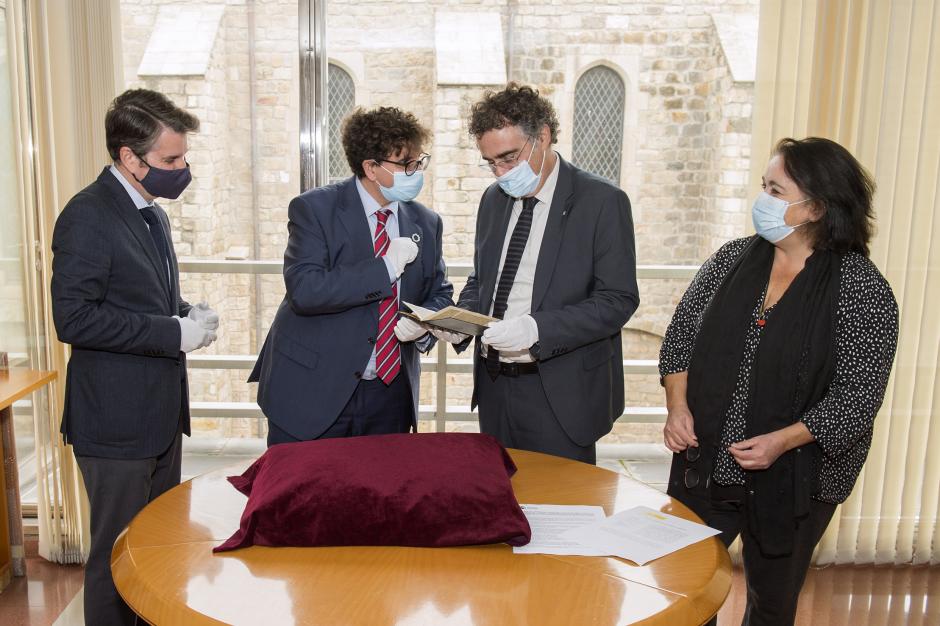 El Gobierno entrega a la Biblioteca de Catalunya la carta de Colón que fue robada y exportada ilegalmente a Estados Unidos