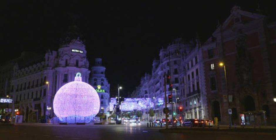 La gran bola de Navidad iluminada frente al Edificio Metrópolis